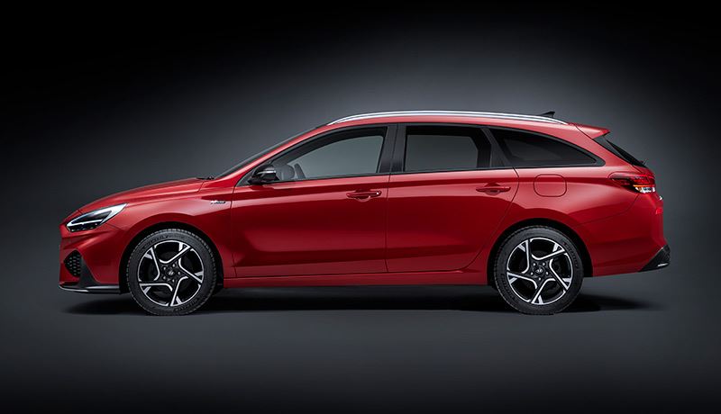De stoere bumperpartijen en het zwarte spoilerwerk van de Hyundai i30 Wagon trekken opvallend veel bewondering.