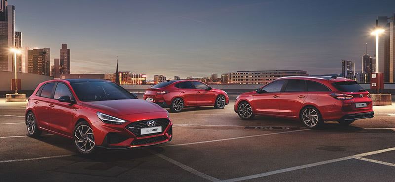 De Hyundai i30-familie, met v.l.n.r.: de Hyundai i30, de Hyundai i30 Fastback en de Hyundai i30 Wagon.