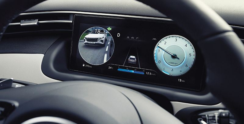 Wanneer je in de nieuwe Hyundai TUCSON de richtingaanwijzer activeert zie je op het cockpitscherm het verkeer in de dodehoek.