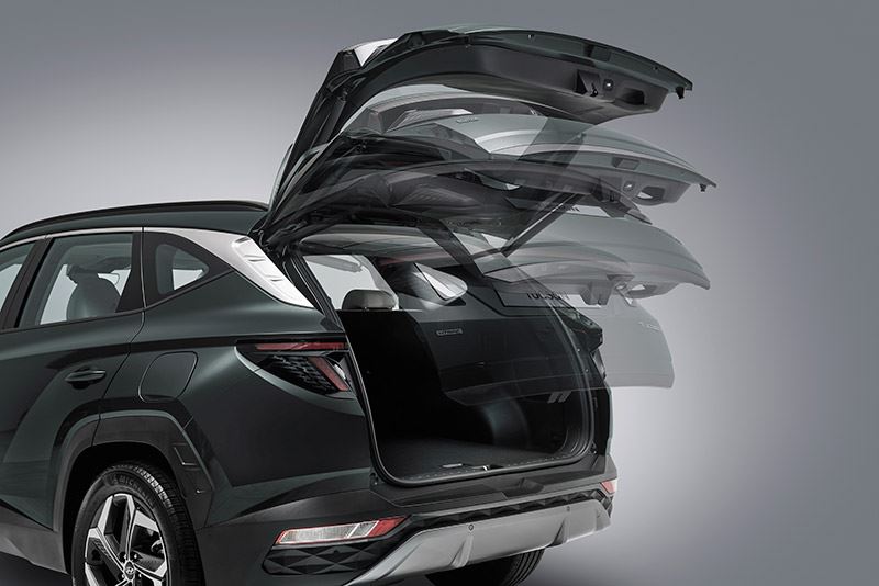 De achterklep gaat automatisch open zodra je drie seconden stilstaat bij de achterkant van de Hyundai TUCSON.