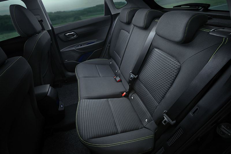 Op de achterbank is de Hyundai i20 voor een auto in het B-segment zelfs bovengemiddeld ruim.