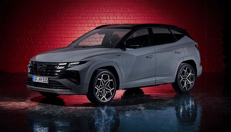 De supersportieve Hyundai TUCSON N Line met zijn aerodynamische spoiler en stoere lichtmetalen 19-inch velgen.