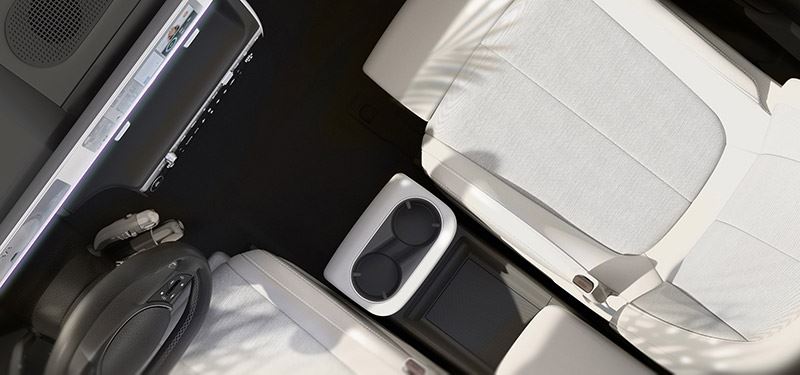 De middenconsole van de IONIQ 5 kan heen en weer schuiven. Daardoor kunnen passagiers comfortabel in- en uitstappen.