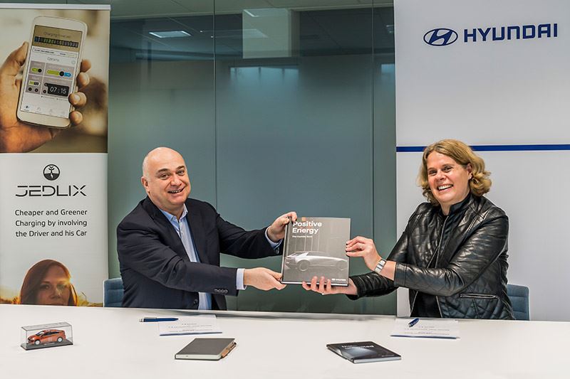 Serge Subiron, CEO van Jedlix Nederland (links), en Anne Lobbes, Manager PR van Hyundai Nederland.