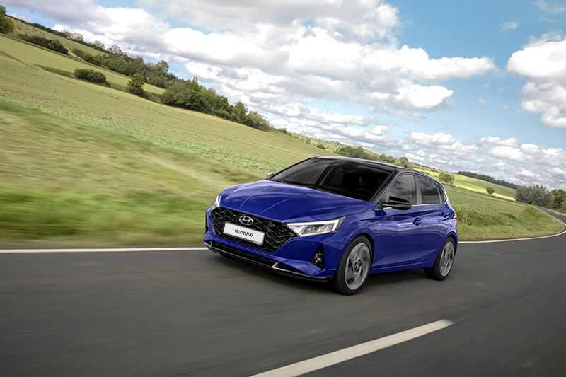 De i20 is volgens AutoWeek zichtbaar gegroeid. ‘Hij is niet alleen breder dan zijn voorganger, maar ook lager. De kofferbak werd ook groter.’