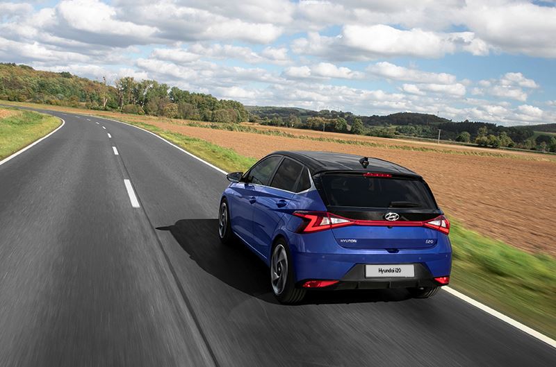 ‘Omdat de Hyundai i20 ook nog eens erg stil is, kun je ronduit spreken van een rustgevende auto, die je op geen enkele manier opjaagt.’ Aldus AutoWeek.