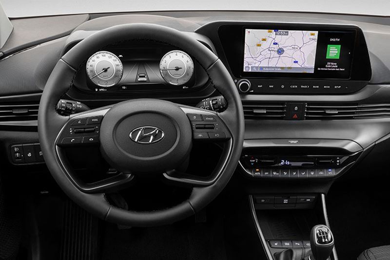 Het digitale instrumentenpaneel in de nieuwe Hyundai i20 met daarnaast het 10,25-inch multimediascherm.