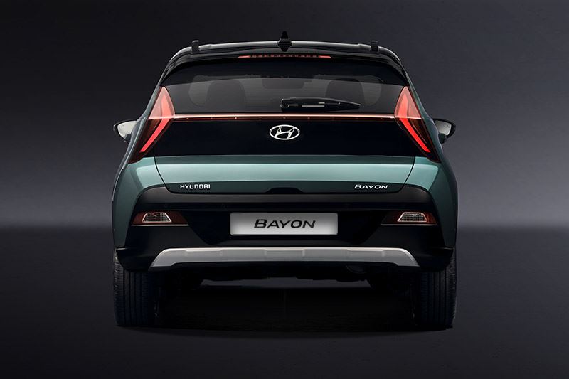 De pijlvormige achterlichten zijn ver uit elkaar geplaatst en benadrukken de breedte van de Hyundai BAYON.