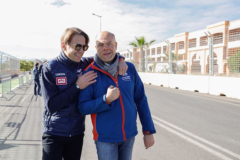 Augusto Farfus (links) en Andrea Adamo vertellen over elektrisch racen in aflevering twee van de podcastserie van Hyundai Are We There Yet?