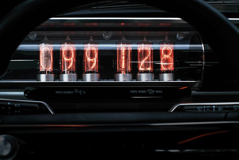 Het instrumentarium in de Hyundai Pony EV Heritage is vervangen door warm oplichtende gloeilampen met daarin grote cijfers.