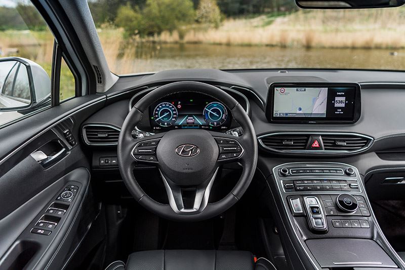 ‘Het infotainmentsysteem in de Hyundai SANTA FE is even uitgebreid als goed doordacht’.