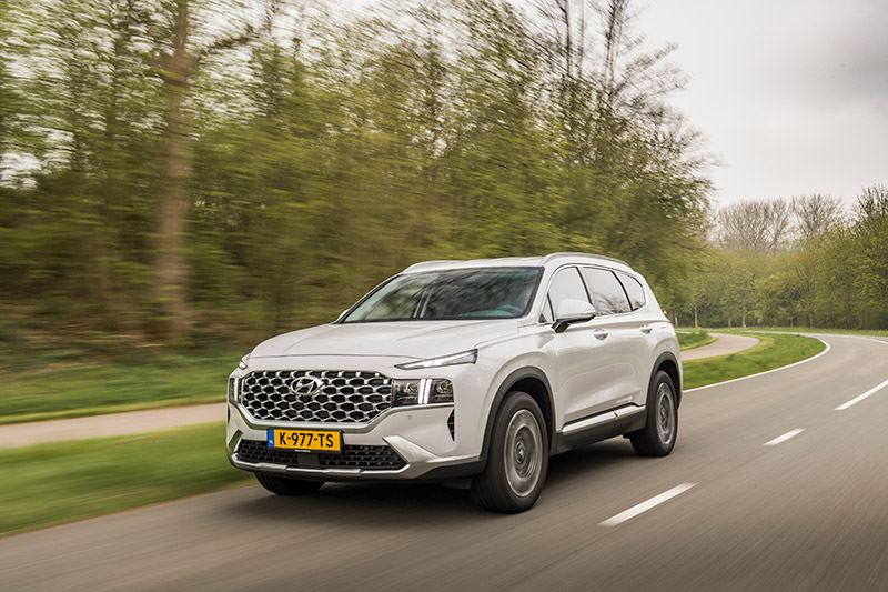 ‘Met zijn nieuwe aandrijflijn is de Hyundai SANTA FE weer wat hij ooit was: heel veel auto voor een relatief lage prijs’.