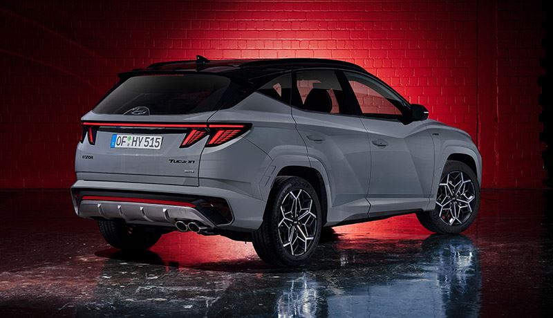 De Hyundai TUCSON is ook in de supersportieve N Line-uitvoering, met onder meer stoere lichtmetalen 19-inch velgen en een uitlaat met dubbele eindpijpen.