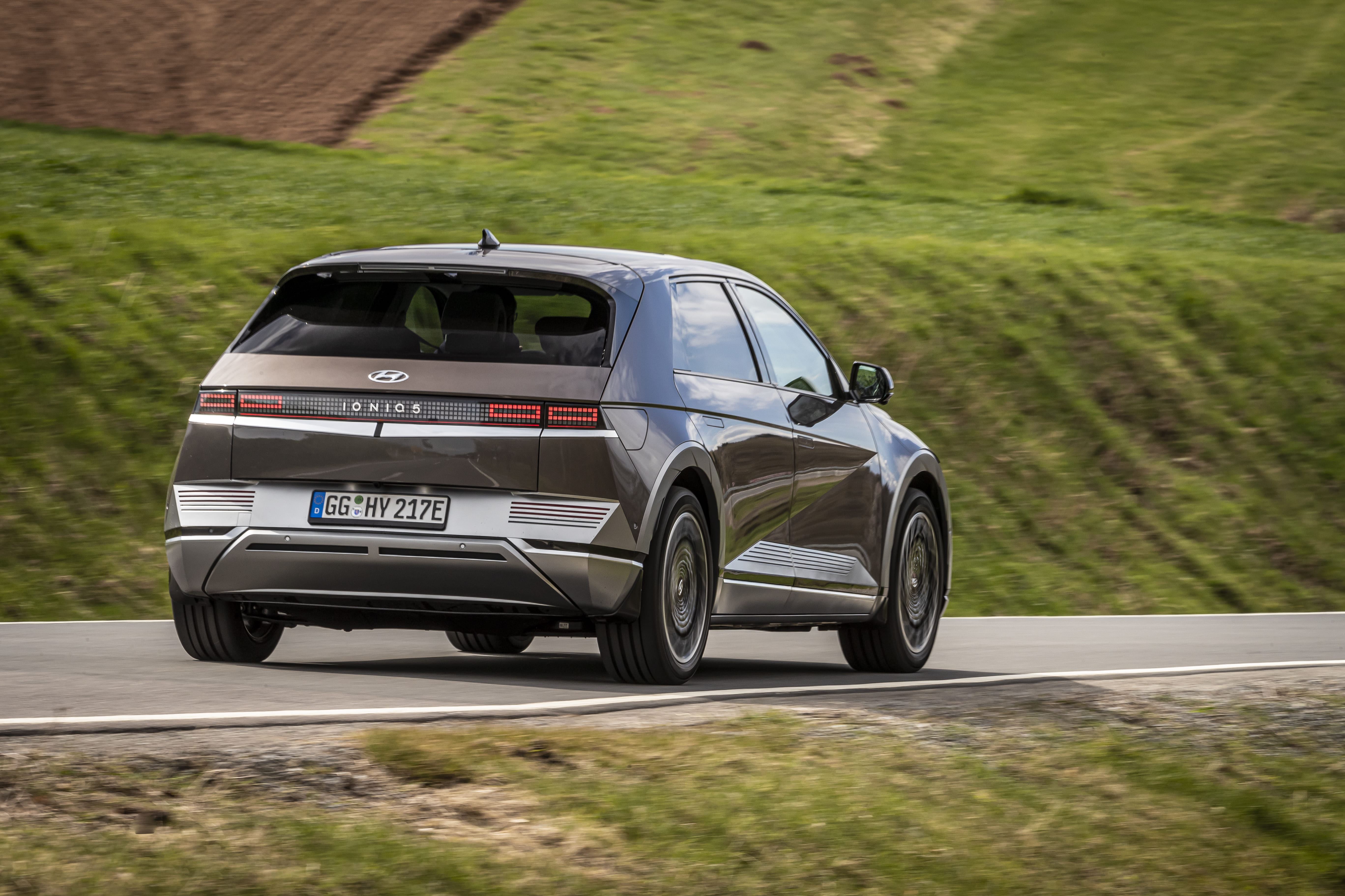 Je mag de IONIQ 5 zien als ‘de nieuwe generatie elektrische auto’, want deze Hyundai kan meer slimme dingen dan vrijwel alle concurrenten.