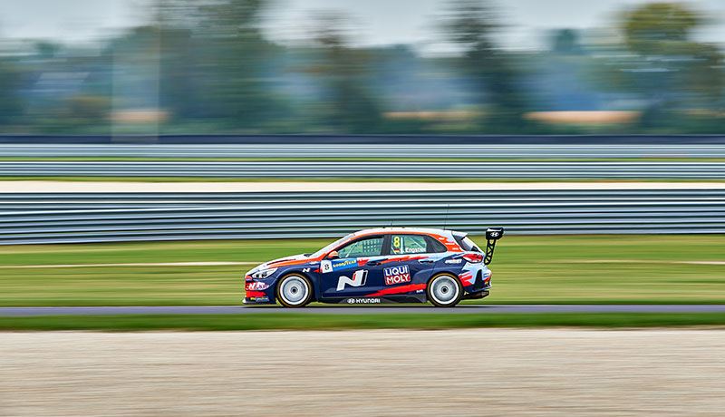 Luca Engstler, coureur van Hyundai Motorsport in het WTCR, in actie.