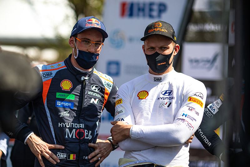 De rallyrijders Thierry Neuville (links) en Ott Tänak rijden ook volgend jaar voor Hyundai Motorsport.
