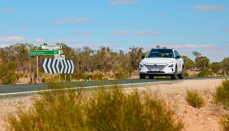 De Australische Hyundai-rallyrijder Brendan Reeves legde op een volle tank waterstof een afstand van 887.5 km af in de Hyundai NEXO, goed voor een nieuw wereldrecord.