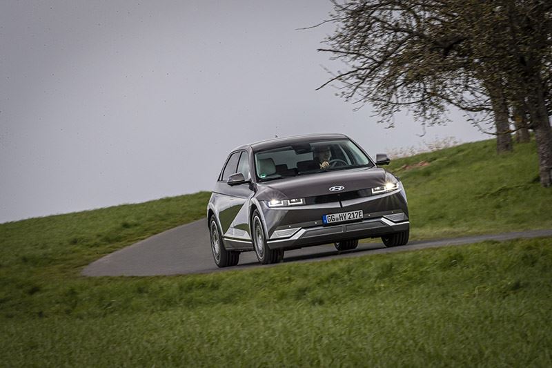 ‘Geen Europese fabrikant verkoopt in deze prijsklasse zo’n fraai model met zulke snelle laadtijden’, aldus autorecensent Bas van Putten van NRC over de IONIQ 5