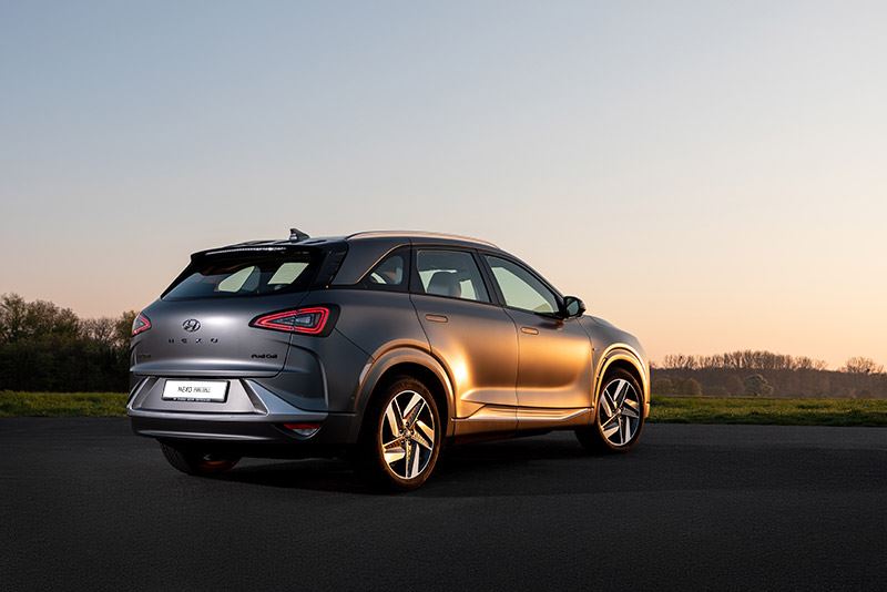 De lak, fraai vormgegeven velgen en een doorlopende lichtbalk aan de voorkant maken de Hyundai NEXO een echte eyecatcher.