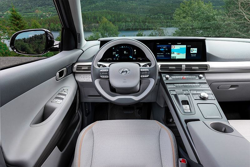 Qua rijgedrag heeft de Hyundai NEXO echte SUV-eigenschappen; de zitpositie is hoog en de auto voelt groot aan. Qua rijgedrag heeft de Hyundai NEXO echte SUV-eigenschappen; de zitpositie is hoog en de auto voelt groot aan.
