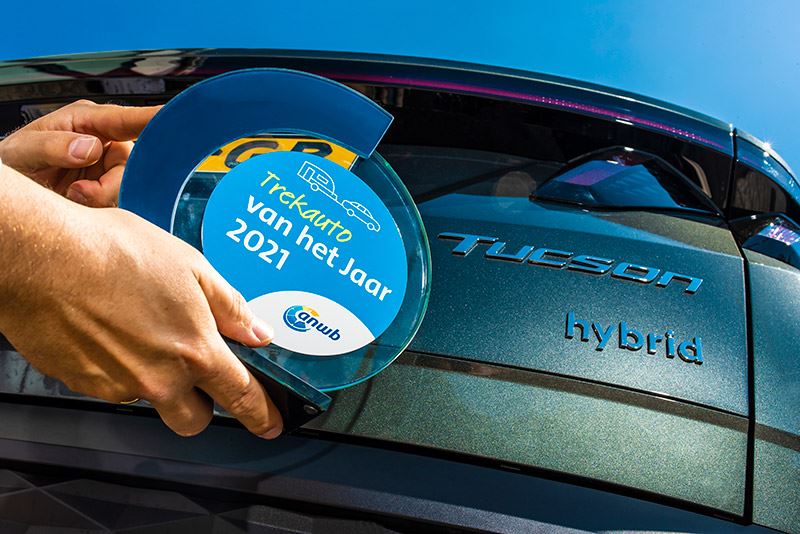De Hyundai TUCSON 1.6 T-GDI Hybrid is door ANWB Kamperen uitgeroepen tot Trekauto van het Jaar 2021. De Hyundai TUCSON 1.6 T-GDI Hybrid is door ANWB Kamperen uitgeroepen tot Trekauto van het Jaar 2021.