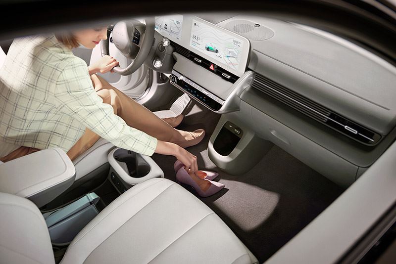 De portieren van de IONIQ 5 zijn bewerkt met biologische verf die olie bevat die is gewonnen uit koolzaadbloemen en maïs.