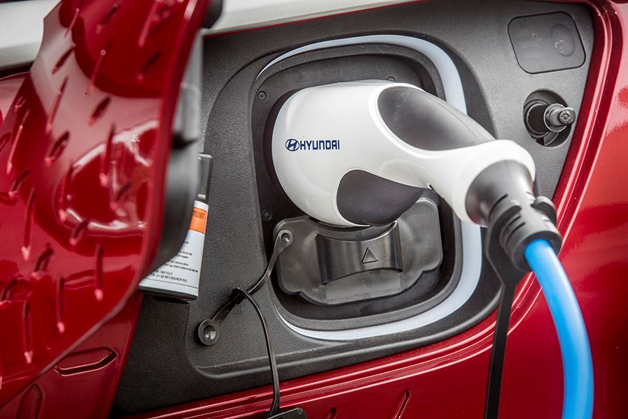 De Hyundai KONA Electric is er met keuze uit twee verschillende batterijpakketten: 64 kWh en 39 kWh.