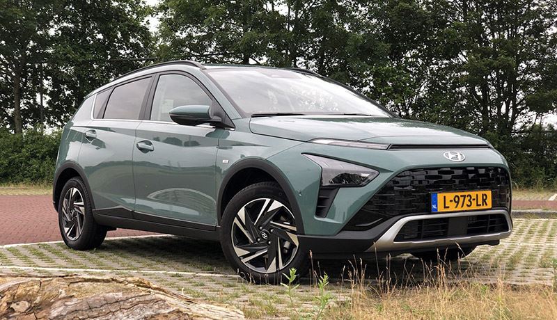 Voor het B-segment is de Hyundai BAYON best een ruime auto, achterin kunnen volwassenen goed zitten. Voor het B-segment is de Hyundai BAYON best een ruime auto, achterin kunnen volwassenen goed zitten.