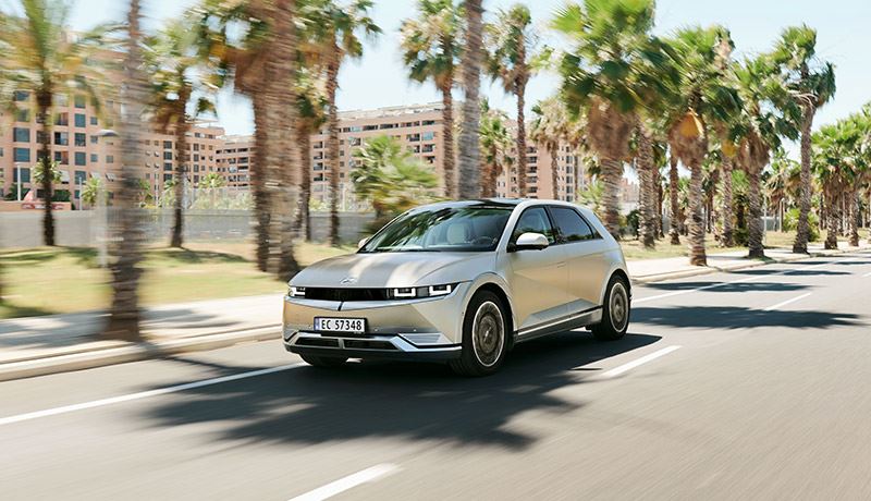 ‘Hulde voor Hyundai, dat met de IONIQ 5 een echte koppendraaier heeft getekend’, aldus het magazine Auto Review.