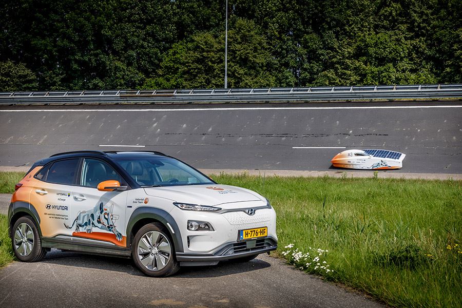 Hyundai steunt Vattenfall Solar Team met twee fraai gewrapte, volledig elektrische Hyundai’s KONA Electric