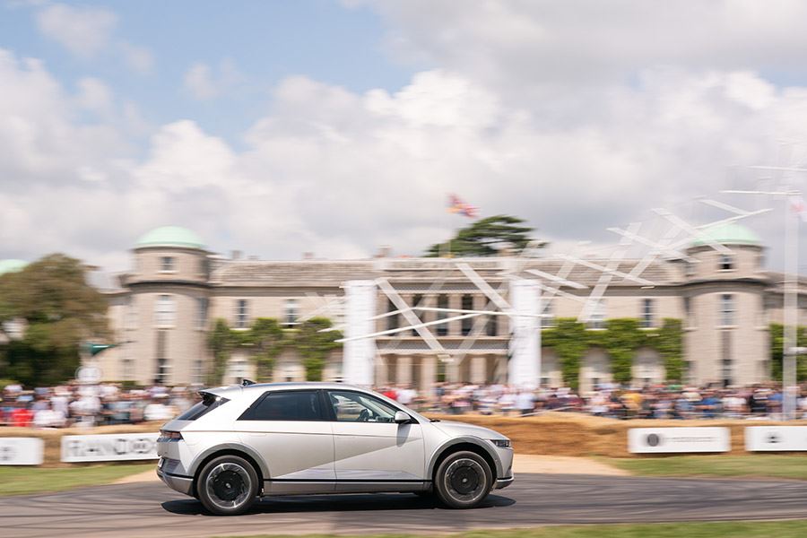 De IONIQ 5 in actie in de traditionele hillclimb op het Goodwood Festival of Speed.