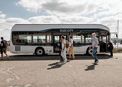 Héél even in Nederland: de nieuwe waterstof-elektrische truck én bus van Hyundai