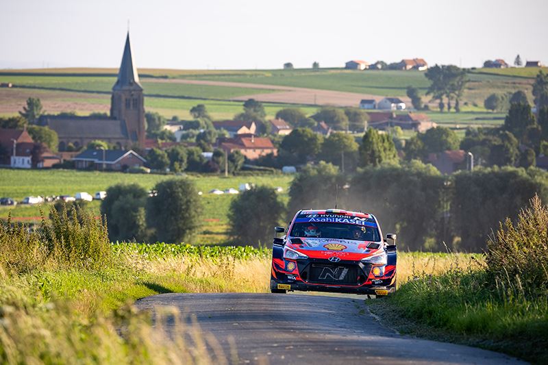 Thierry Neuville en zijn navigator Martijn Wydaeghe van Hyundai Motorsport in actie in de Rally van Ieper.