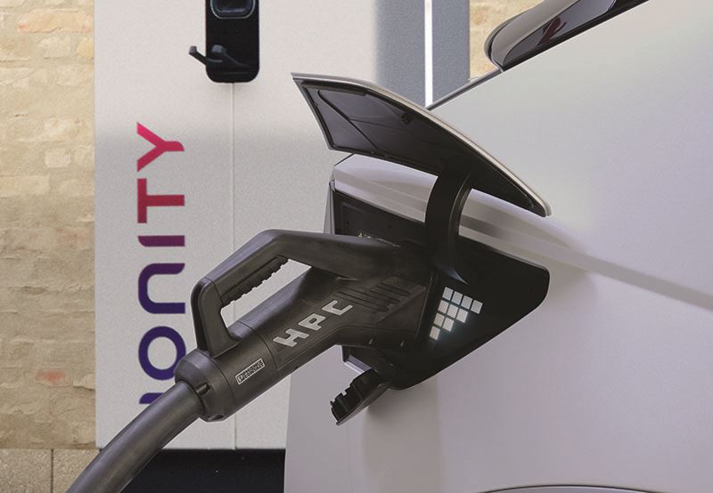 Snelladen doet de IONIQ 5 als de beste, aldus Auto Review.