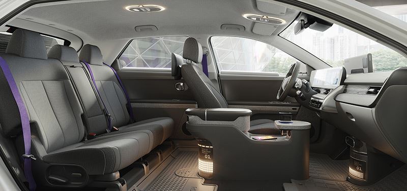 De lange wielbasis en de vlakke bodemvloer zorgen voor enorm veel interieurruimte in de IONIQ 5-robotaxi.