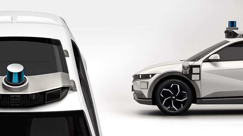 Sensoren op het dak en aan weerszijden van de auto zorgen ervoor dat de IONIQ 5-robotaxi duidelijk herkenbaar is als autonoom rijdende auto.