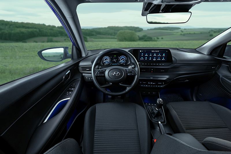 Voorin oogt de Hyundai i20 beduidend moderner dan de Mazda 2, mede dankzij het digitale instrumentarium en het forse 10,25-inch touchscreen.