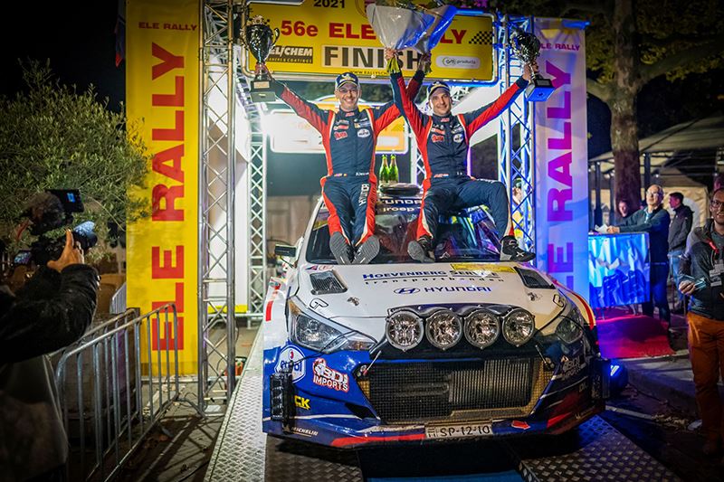 Bob de Jong (rechts) en zijn navigator Bjorn Degandt vieren hun overwinning in de ELE Rally 2021 (foto Marije van der Vliet).