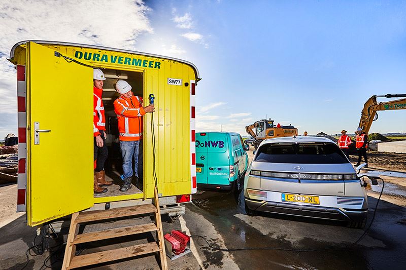 Dura Vermeer test hoe de stroom rechtstreeks uit de Hyundai IONIQ 5 onttrokken kan worden ten behoeve van de keet.