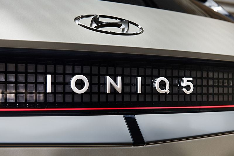 ‘De IONIQ 5 is de eerste auto waar je zonder extra kasten en benodigdheden gewoon een stekker in kunt pluggen en stroom kunt aftappen.’