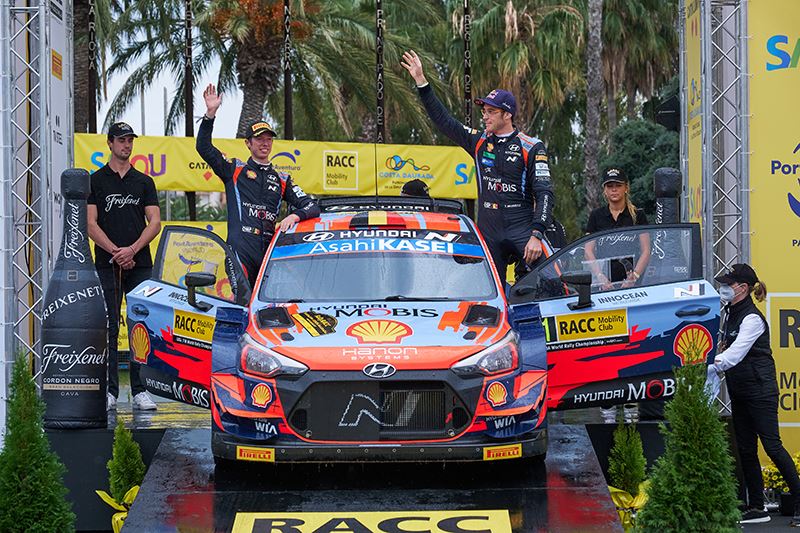 Thierry Neuville en navigator Martijn Wydaeghe vieren hun overwinning in de Rally van Spanje 2021.
