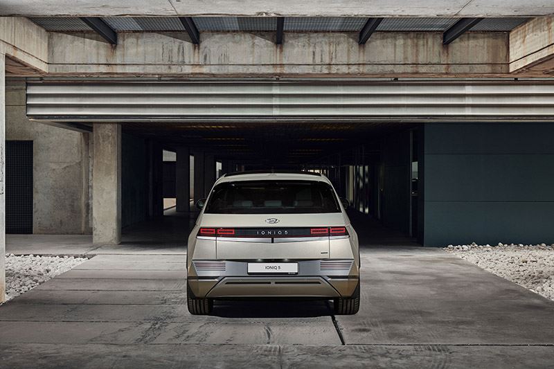 De 2.100 kilo wegende IONIQ 5 sprint in 5,1 seconden naar de honderd.