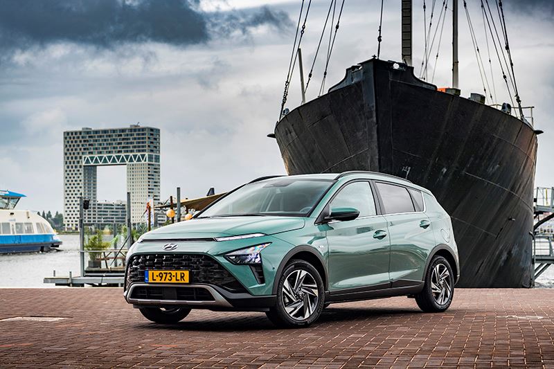 Behalve een innovatieve aandrijflijn met 48-volt mild hybrid-technologie biedt de Hyundai BAYON ook de beste veiligheids- en connectiviteitsfuncties in zijn klasse.