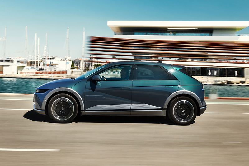 De IONIQ 5 is verkrijgbaar met keuze uit twee batterijpakketten – 58 kWh en 73 kWh – en achterwiel- of vierwielaandrijving.