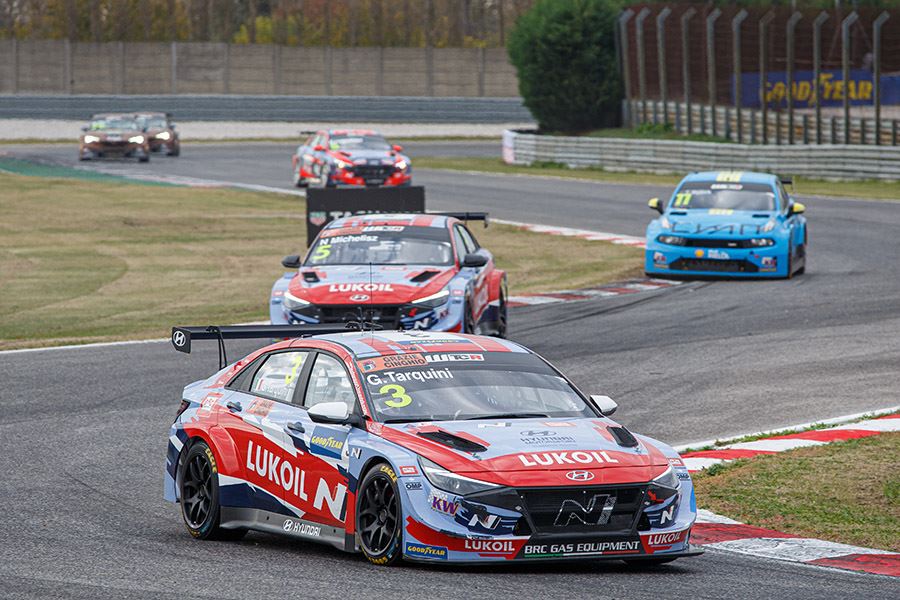 Hyundai-coureur Gabriele Tarquini aan de leiding in zijn Hyundai Elantra N TCR.
