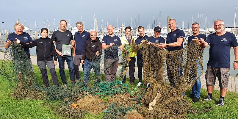 Lenn Kudrjawizki hielp Healthy Seas met het opruimen van in zee achtergelaten visnetten.