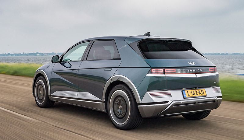 De elektrische IONIQ 5 van Hyundai laadt ultrasnel op en heeft een actieradius tot wel 481 km.