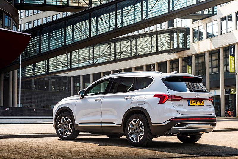 De Hyundai SANTA FE Hybrid.