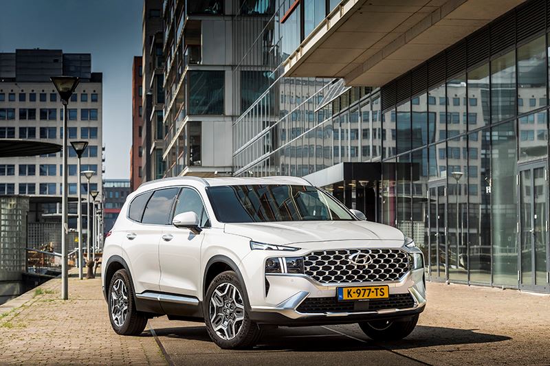 De Hyundai SANTA FE Hybrid.