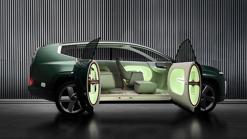 De concept car SEVEN van Hyundai heeft een riante instap naar een uitnodigend interieur dat doet denken aan een premium lounge.